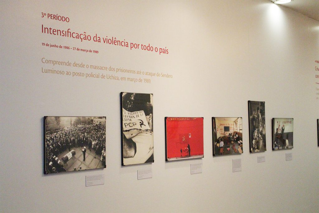 Foto de uma parede cinza clara com 6 quadros fotográficos (3 deles em preto e branco e 3 coloridos). Acima dos quadros lemos “3º Período - Intensificação da violência por todo o país”.