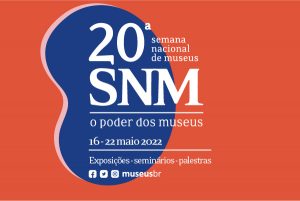 Arte colorida laranja e azul, onde se lê em branco "20ª Semana Nacional de Museus, o poder dos museus. 16 a 22 de maio de 2022"
